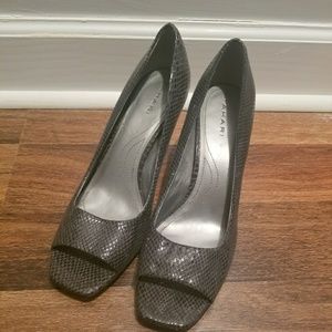 NEW Tahari Snakeskin Pumps